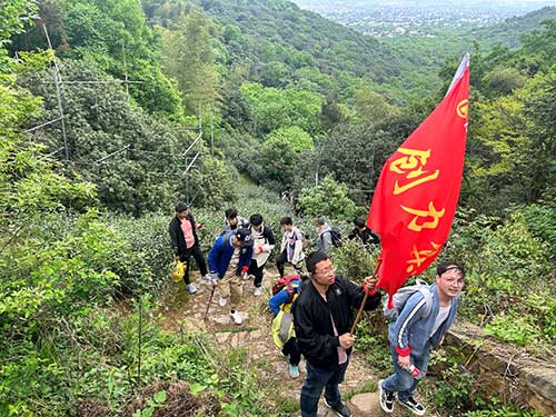 【登山望湖 走進(jìn)春天】上海創(chuàng)力集團(tuán)開(kāi)展2024年山野徒步活動(dòng)(圖5)