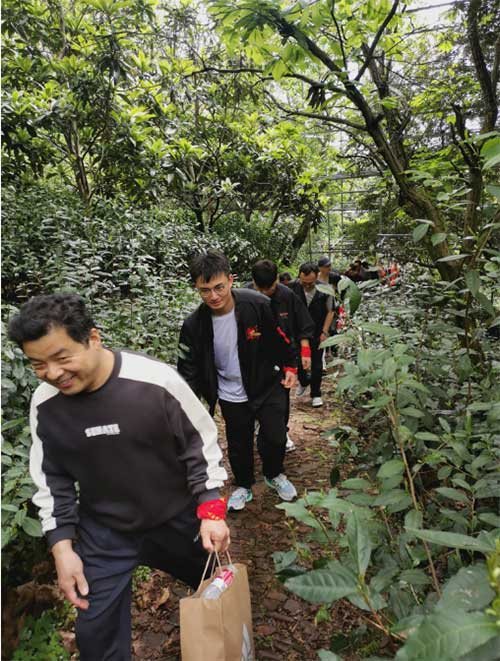 【登山望湖 走進(jìn)春天】上海創(chuàng)力集團(tuán)開(kāi)展2024年山野徒步活動(dòng)(圖2)